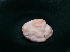 锅中刷一层橄榄油打入鸡蛋煎熟。