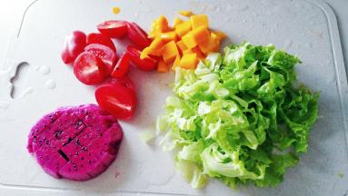所有的食材处理一下，火龙果和芒果切丁，番茄切掰，生菜切碎。