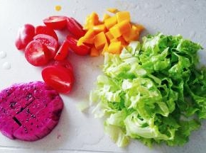 所有的食材处理一下，火龙果和芒果切丁，番茄切掰，生菜切碎。