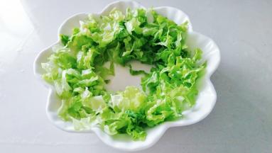 深碗中用生菜打围。