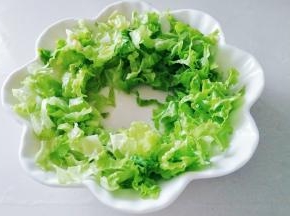 深碗中用生菜打围。