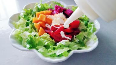 中间放入所有水果，上面挤上沙拉酱。