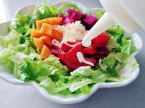 中间放入所有水果，上面挤上沙拉酱。