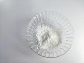 准备一个干净碗放入低筋面粉。