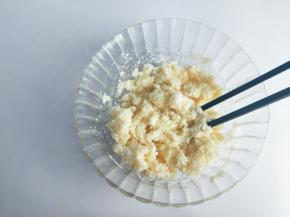 搅拌均匀，带上手套揉成团。