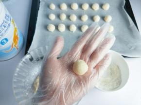 取一小团揉成小球。