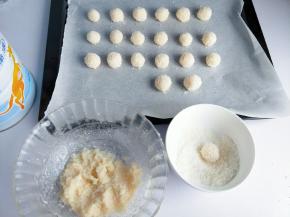 在椰丝里滚一圈。