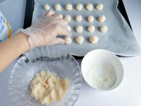 然后放入烤盘中。