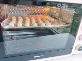 放入预热好的烤箱中。150度，25分钟左右即可。