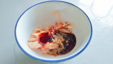 深碗重放入肉丝，放入胡椒粉，五香粉，耗油，耗油，生抽，料酒。