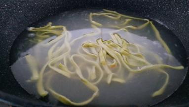 锅中放入清水，盐2克煮开，放入面条煮至2约两分钟。