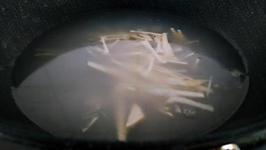 在放入笋丝进行焯水2分钟。