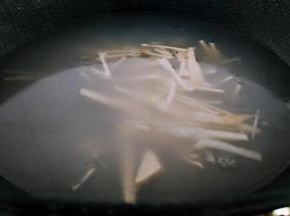 在放入笋丝进行焯水2分钟。