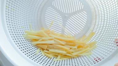 捞出笋丝用凉水冲一下，进行控水。