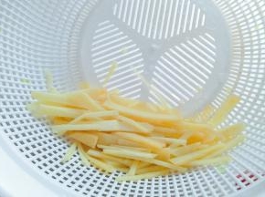 捞出笋丝用凉水冲一下，进行控水。