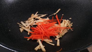 放入胡萝卜翻炒几下。