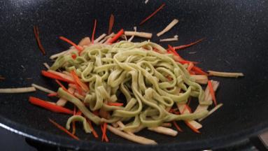 倒入菠菜面拌匀。