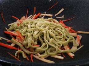 倒入菠菜面拌匀。