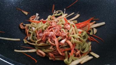 倒入肉丝，翻炒几下。