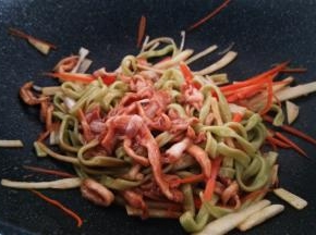 倒入肉丝，翻炒几下。