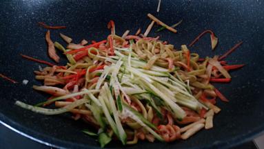 放入黄瓜翻炒均匀。