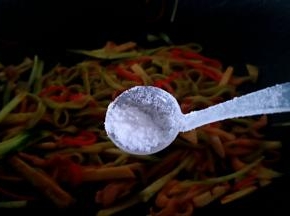 调入盐和砂糖。