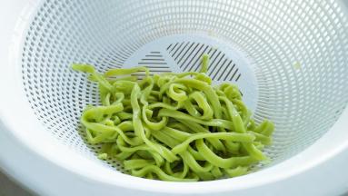 煮好的面条过一下凉开水，在控水备用。