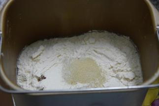将除黄油外其他食材倒入面包桶，酵母避免与盐和水接触