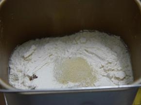 将除黄油外其他食材倒入面包桶，酵母避免与盐和水接触