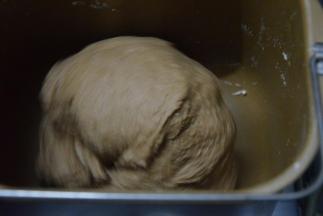 启动揉面功能揉至不粘手