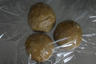 取出，压出大气泡后分成三份，盖上保鲜膜醒发十五分钟