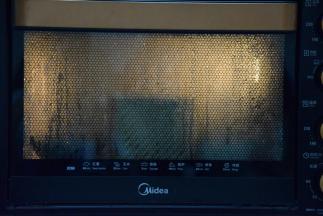 整形放入吐司盒，放入40摄氏度左右的烤箱，加水热水，进行第二次发酵