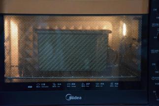 放入预热好的烤箱，170℃烤25分钟左右