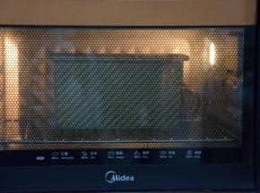 放入预热好的烤箱，170℃烤25分钟左右