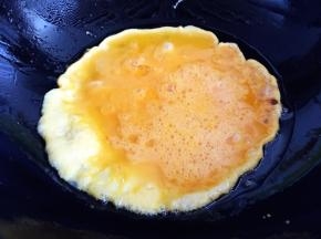 锅内再放油，倒入鸡蛋液
