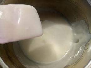 首先把汤种材料放入小奶锅里搅拌均匀，开最小火加热，这期间用手动打蛋器不停地快速搅拌，出现纹路关火。 把做好的汤种晾凉(也可以提前一天准备好，放冰箱冷藏保存) 。