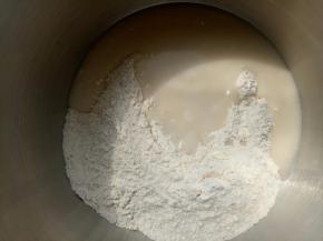 把汤种和主面团除黄油和盐以外的其他材料一起放入厨师机里揉10分钟左右，能拉出这样的膜。这时放入黄油继续揉。