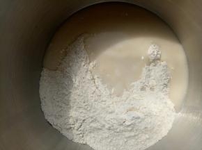 把汤种和主面团除黄油和盐以外的其他材料一起放入厨师机里揉10分钟左右，能拉出这样的膜。这时放入黄油继续揉。