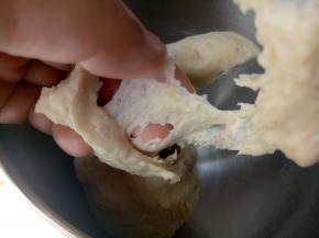 揉10分钟左右，能拉出这样的膜。这时放入黄油和盐继续揉。