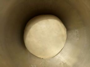 把揉好的面团盖保鲜膜进行一发(温度不要超过28度) 。