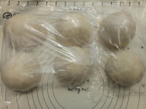 把面团平均分成6份，分好后盖保鲜膜松弛20分钟。