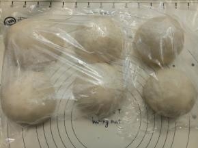 把面团平均分成6份，分好后盖保鲜膜松弛20分钟。