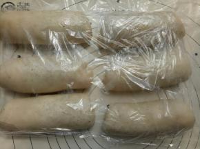 都卷好后盖保鲜膜松弛15分钟。