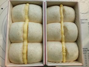 在开口处挤上软化的黄油，烤箱180度预热，预热好之后放入烤箱180度下层烤35分钟（烘烤过程中根据情况加盖锡纸）。