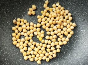 捞出冲洗一下放锅中。