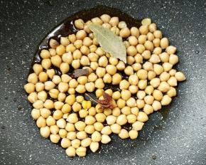 加八角，桂皮，香叶。