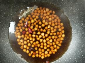 关火，放凉。喜欢味重的可以让鹰嘴豆在卤水中浸泡一晚上。