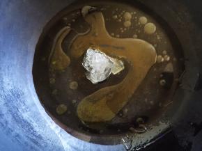 食用油加入20克水，放入冰糖熬糖色