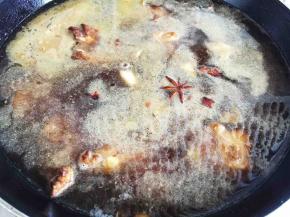 添水没过排骨块，大火烧开后转中火炖约半小时