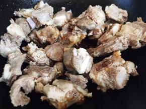 冰糖熬制深红色时放入排骨翻炒